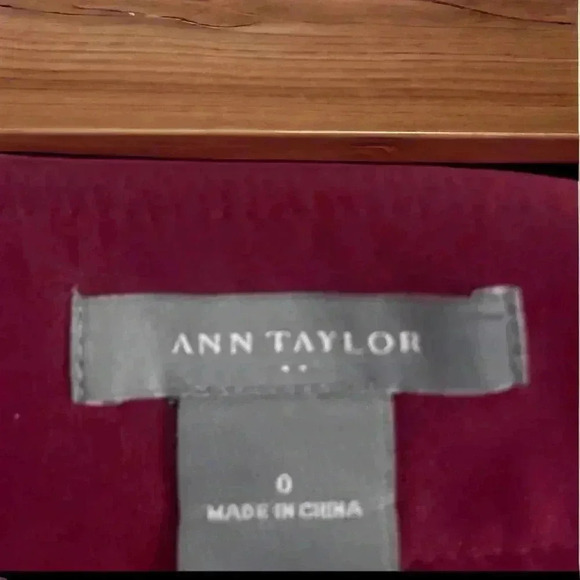 Anne Taylor Women's Size 0 Maroon Pencil Skirt With Front Buttons. Side Zip - Picture 2 of 4